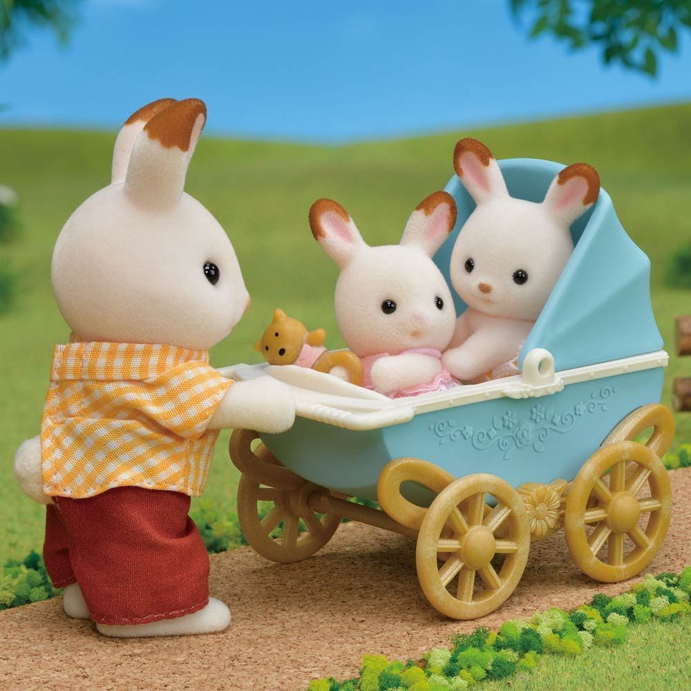 Segunda imagen del Set Cochecito Gemelar Conejos Chocolate - Sylvanian Families