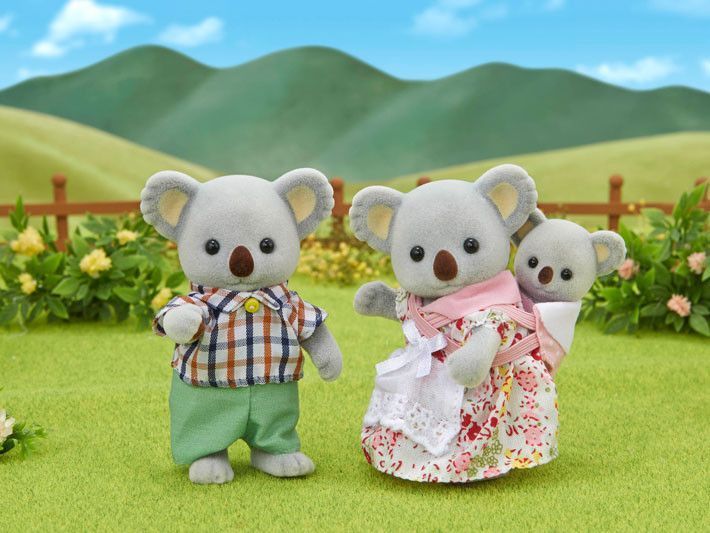 Imagen de la Familia Koala de Sylvanian Families delante de un fondo campestre.