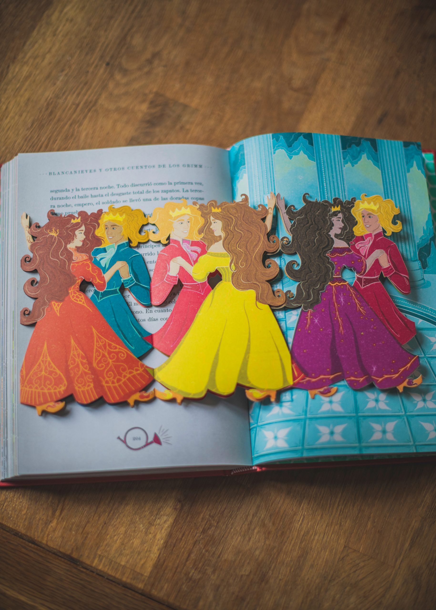 Decimocuarta imagen de Blancanieves y otros cuentos de los Grimm libro Pop-Up de Folioscopio