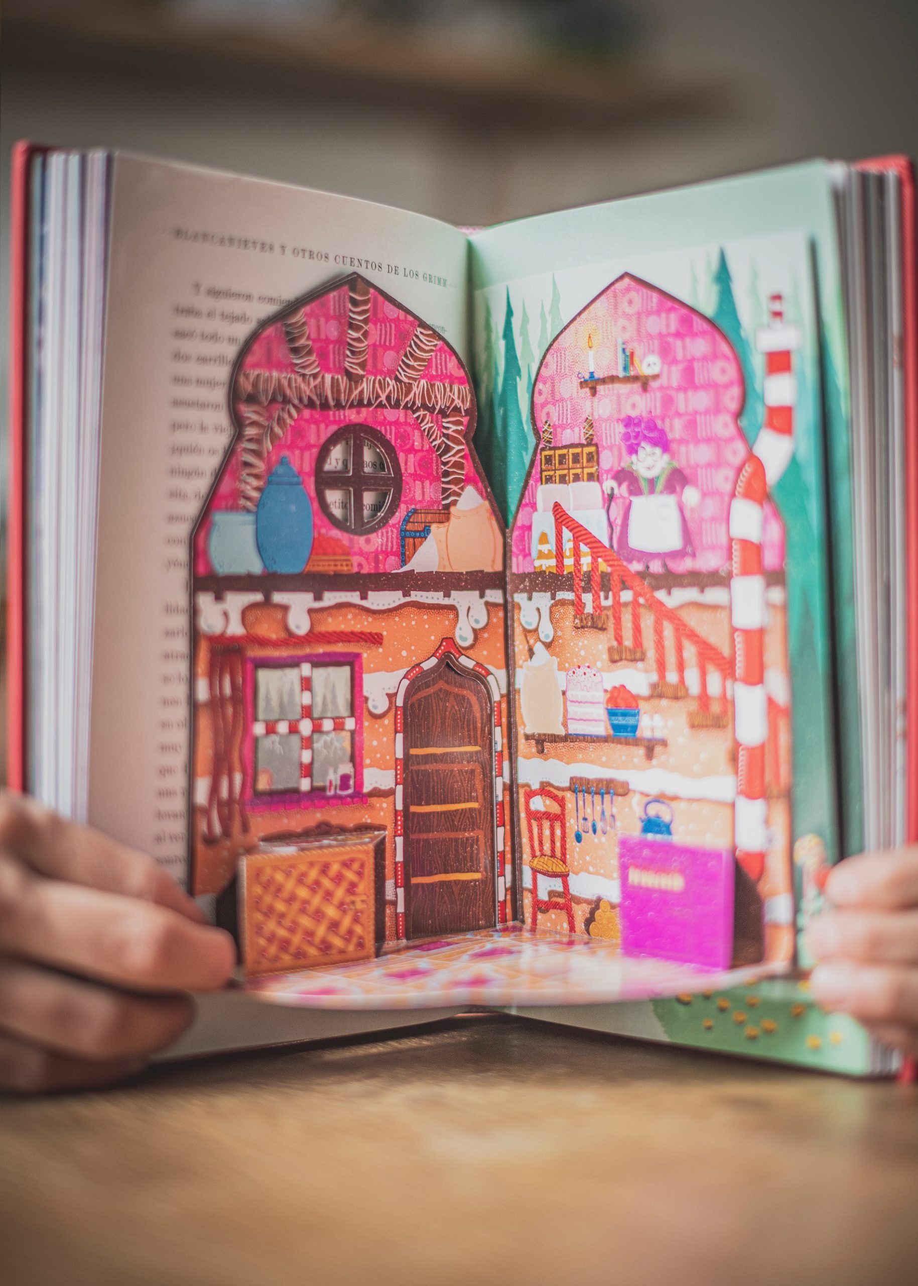 Undecima imagen de Blancanieves y otros cuentos de los Grimm libro Pop-Up de Folioscopio
