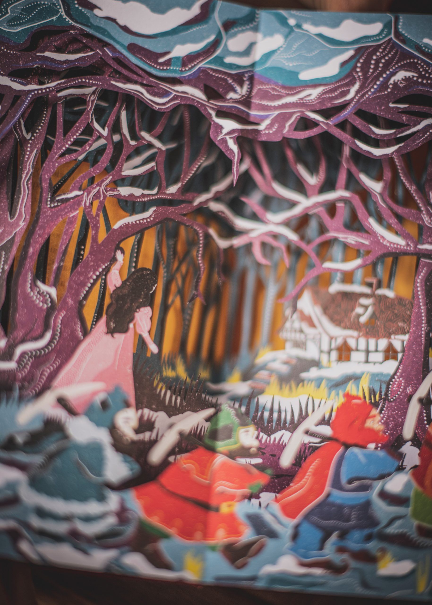 Quinta imagen de Blancanieves y otros cuentos de los Grimm libro Pop-Up de Folioscopio