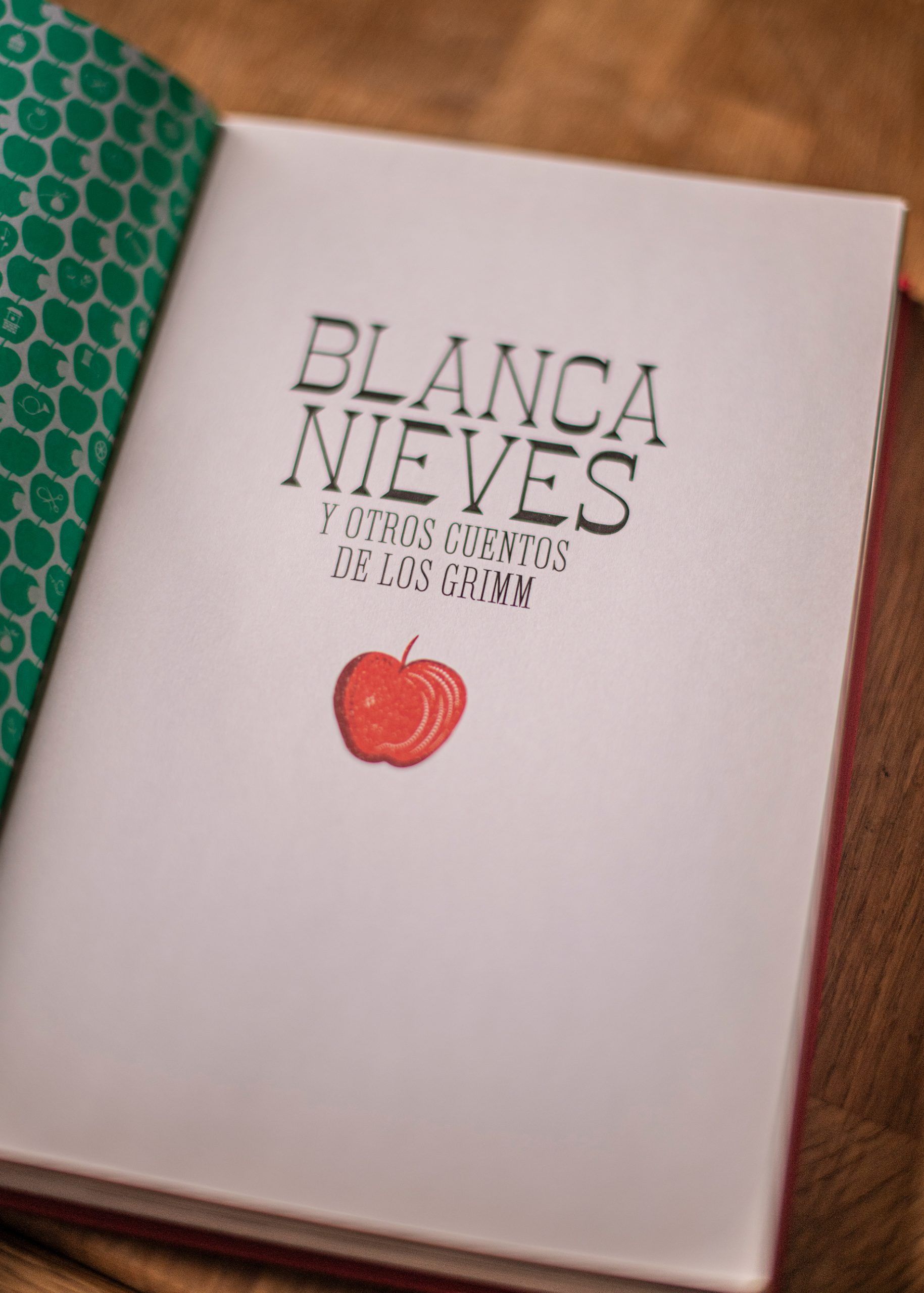 Tercera imagen de Blancanieves y otros cuentos de los Grimm libro Pop-Up de Folioscopio