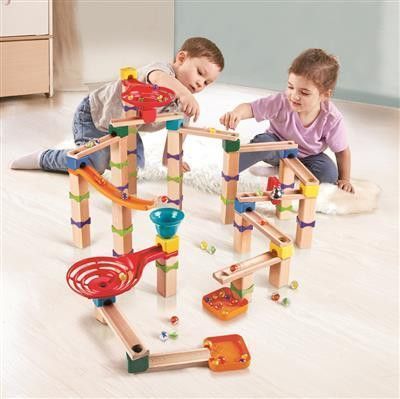 Cuarta imagen de la Pista de canicas Trucos y Giros 129Piezas de Hape