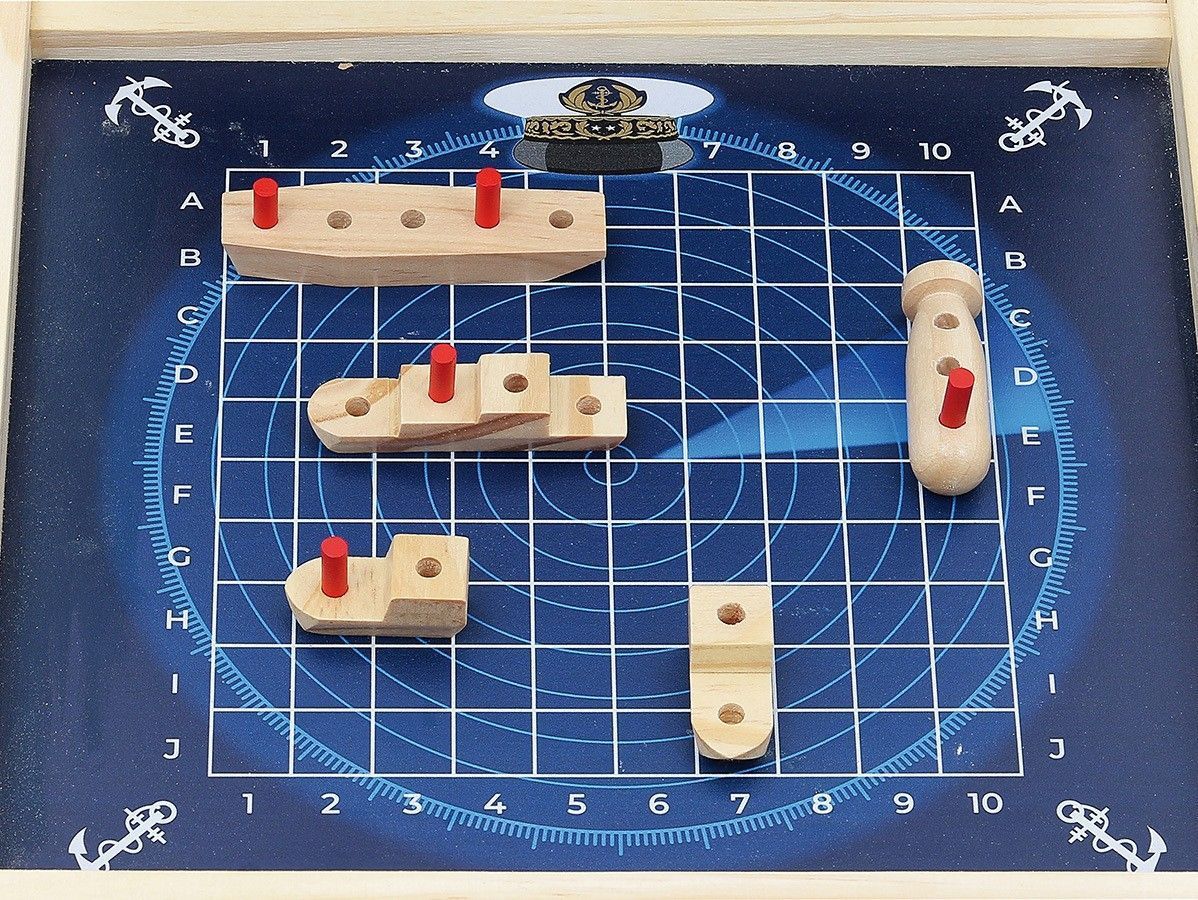 Segunda imagen del juego Batalla Naval de madera en maletín de viaje de Vilac