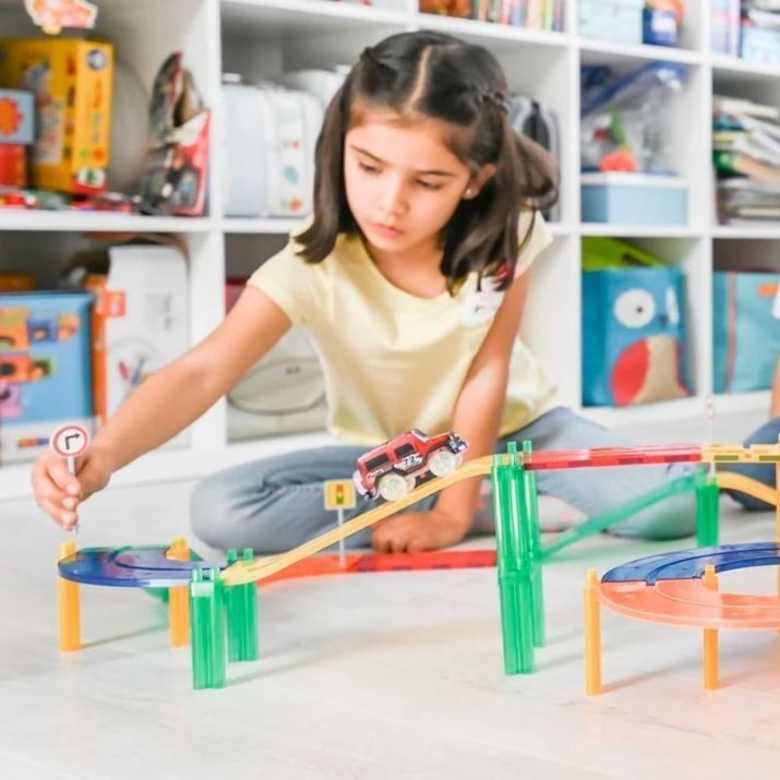 Cuarta imagen de Braintoys Imanix Pista de Carreras 50 pzas Juego de construcción magnética