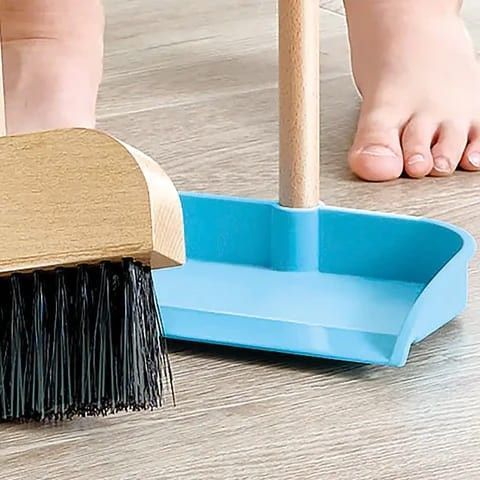 Tercera imagen del Juego de limpieza con escoba de Hape