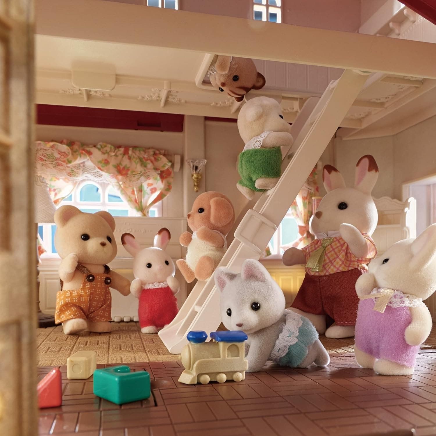 Quinta imagen de la Casa con Luces el Ático Secreto de Sylvanian Families