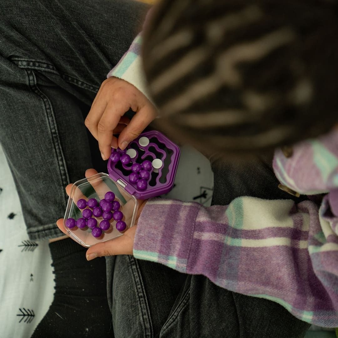Quinta imagen de IQ Mini Hexpert. Juego de lógica de Smart Games