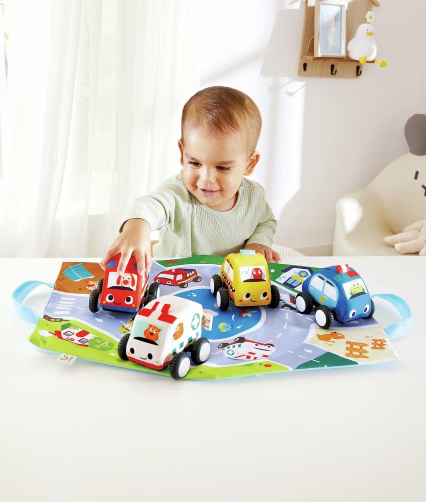 Decimotercera imagen del Set de coches de peluche en bolsa de almacenamiento desplegable de Hape