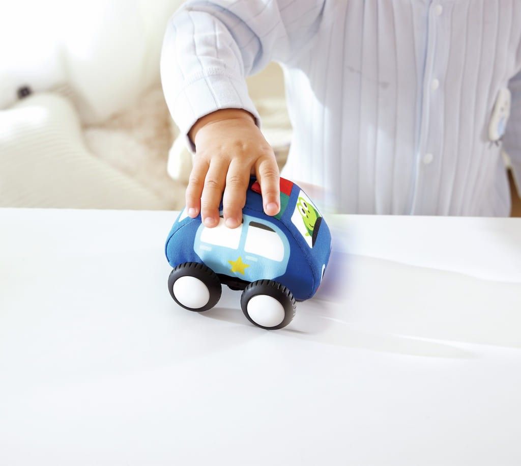 Octava imagen del Set de coches de peluche en bolsa de almacenamiento desplegable de Hape