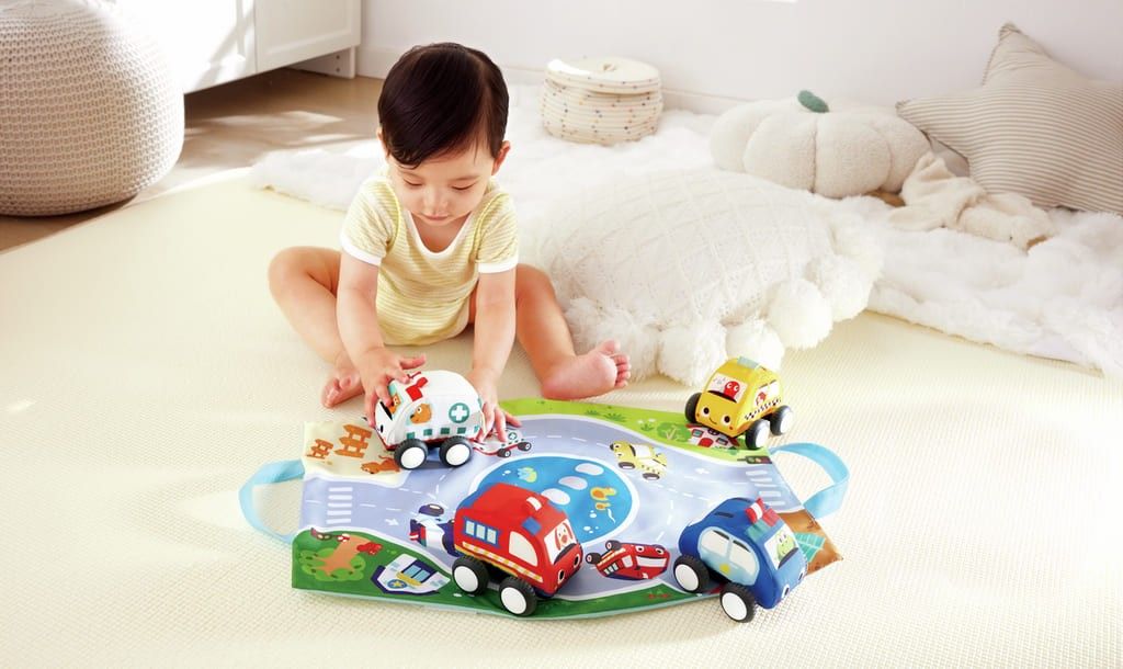 Undécima imagen del Set de coches de peluche en bolsa de almacenamiento desplegable de Hape