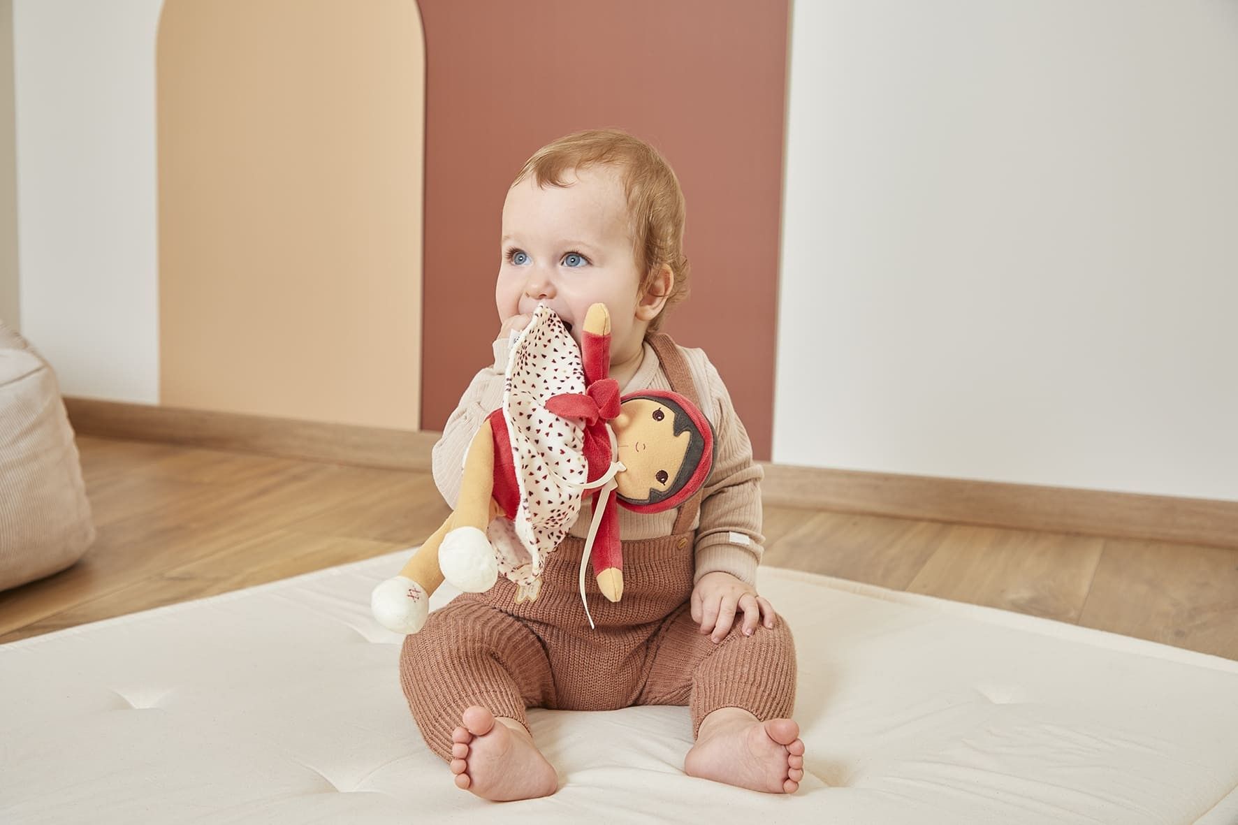 Tercera imagen de Mi primera muñeca de trapo Emilie M 25 cm. de Kaloo