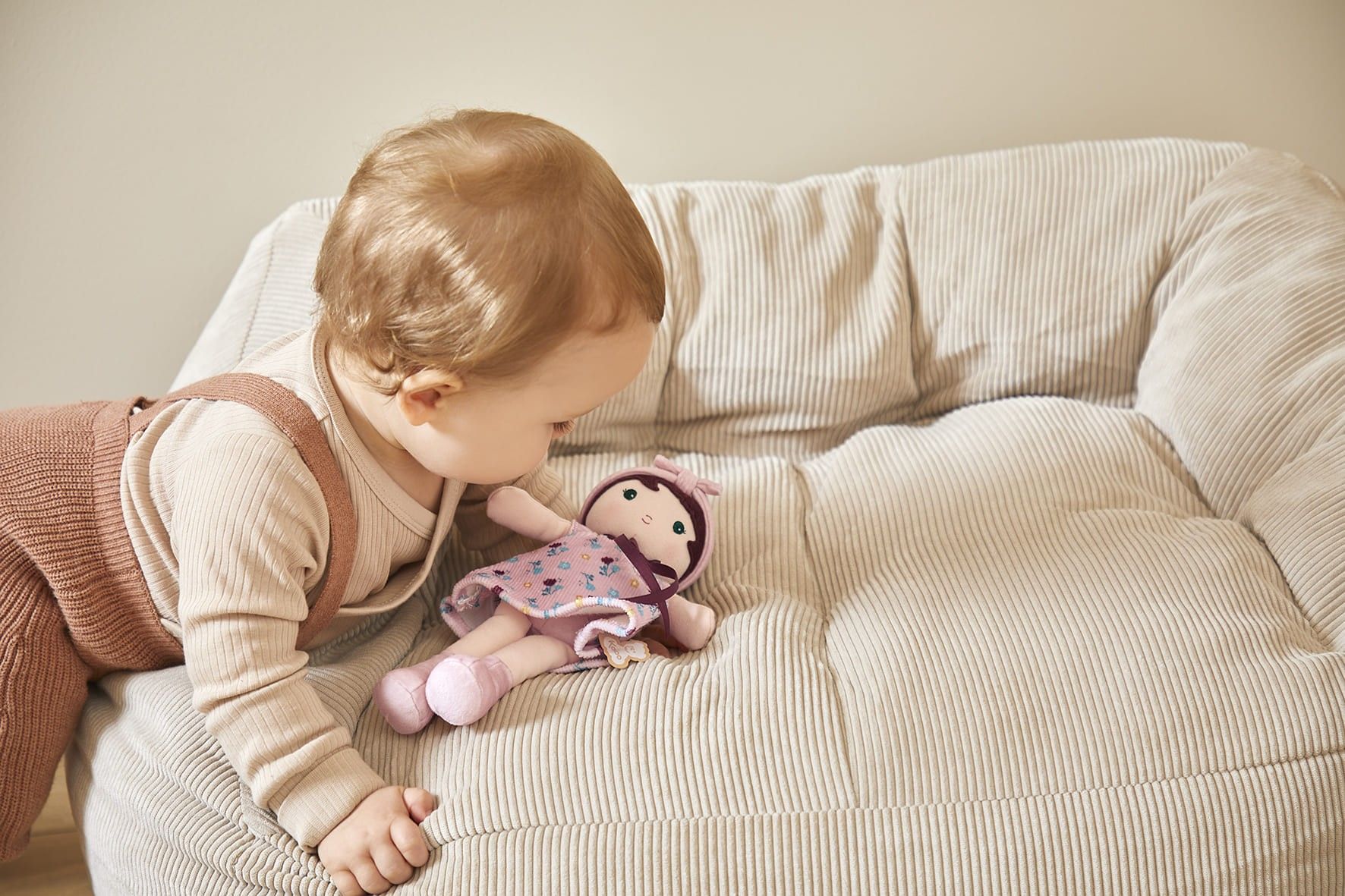 Octava imagen de Mi primera muñeca de trapo Leonie M 25 cm. de Kaloo