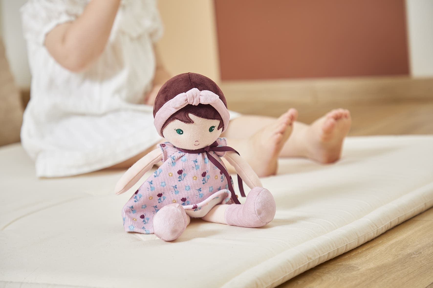 Sexta imagen de Mi primera muñeca de trapo Leonie M 25 cm. de Kaloo