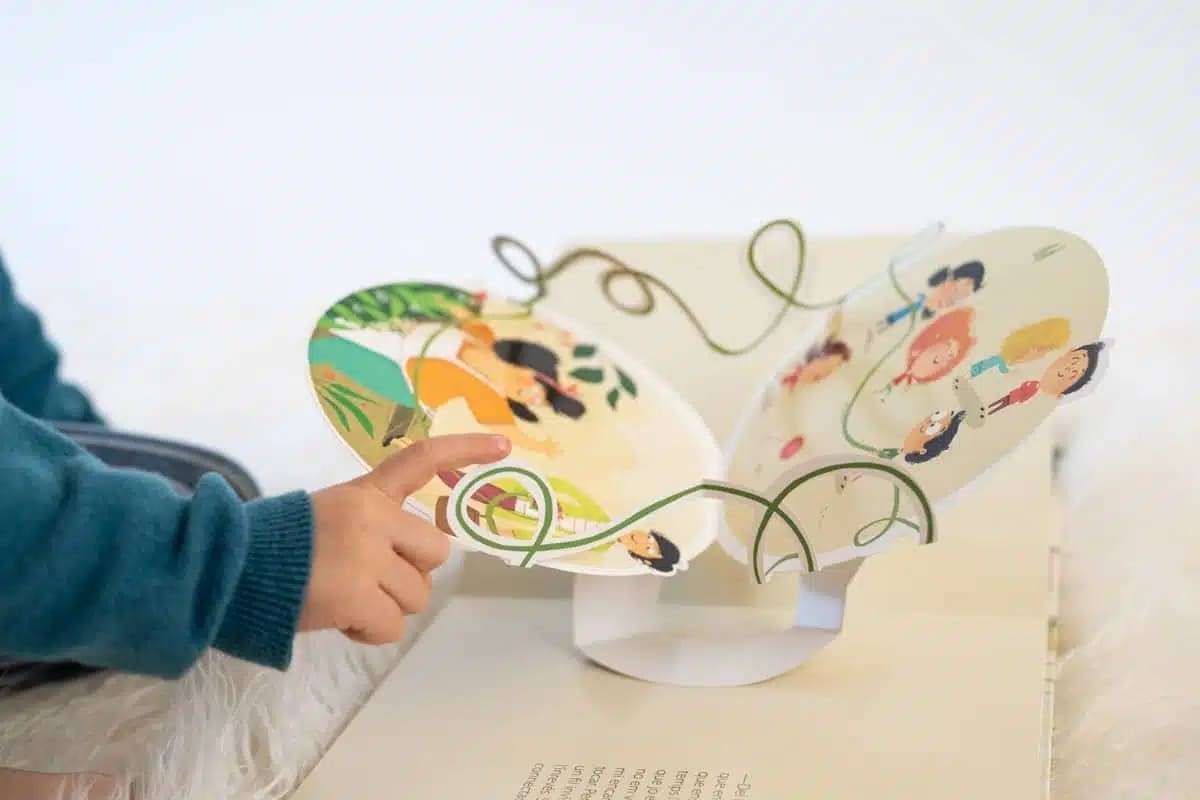 El Hilo Invisible (Un increíble pop-up) - Ediciones B - Imagen 2